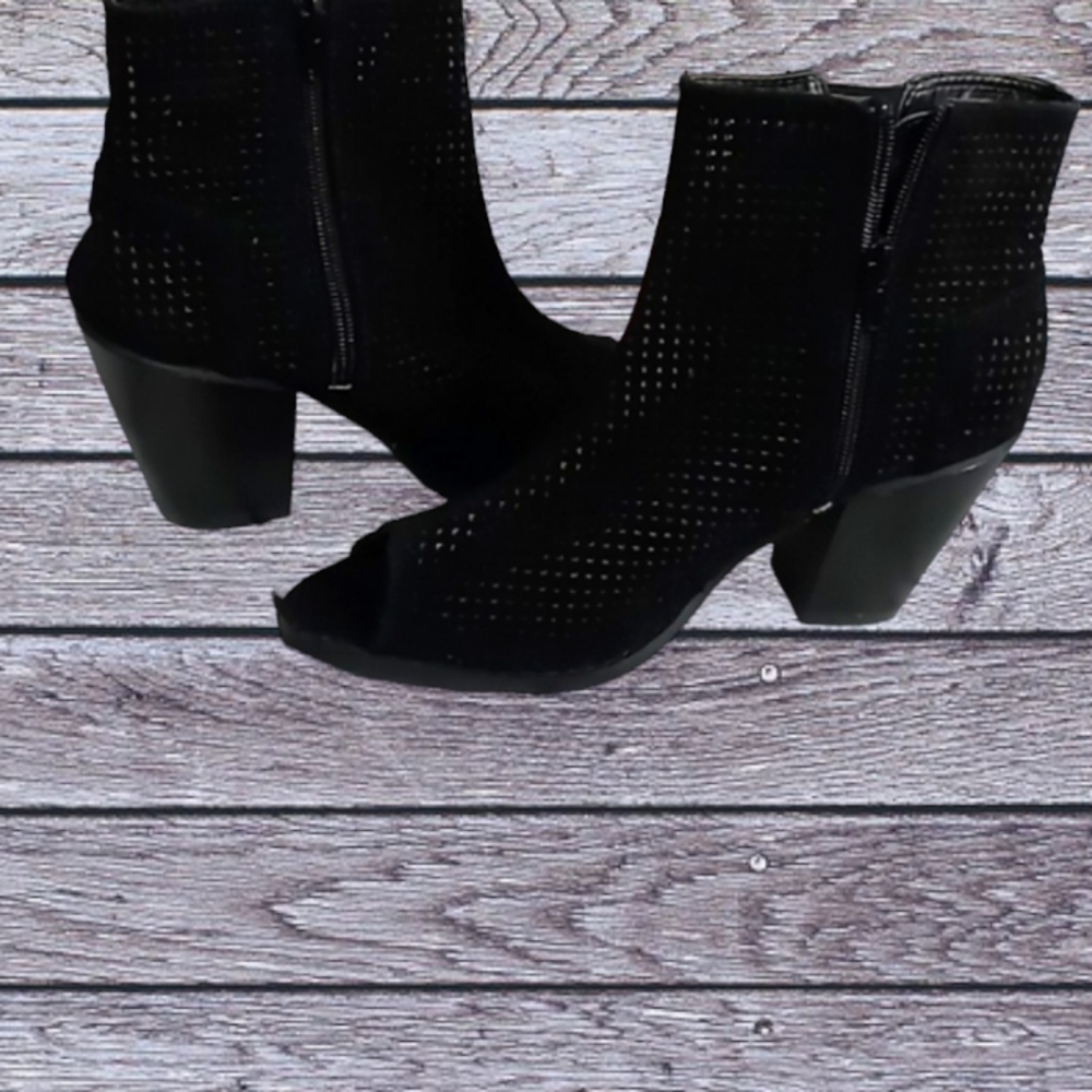 New Rue 21 microsaude ankle boots size small 6/7 black